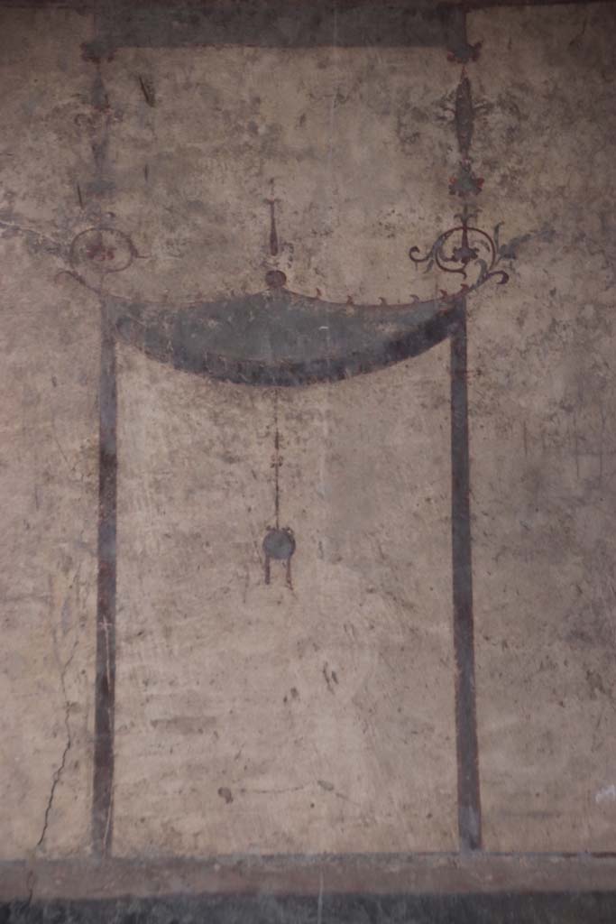 IV.21, Herculaneum. October 2020.
Room 24, detail of painted decoration from north end of upper west wall in atrium. Photo courtesy of Klaus Heese.